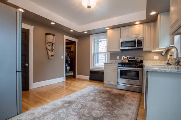 Theo thông tin được chia sẻ trên Century 21, ngôi nhà có giá 799.000 USD được miêu tả là nơi lý tưởng nhất cho ai từng mơ ước được sống ở Hogwarts. Ngôi nhà có 4 phòng ngủ được thiết kế giống hệt ngôi trường nổi tiếng trong sách này.