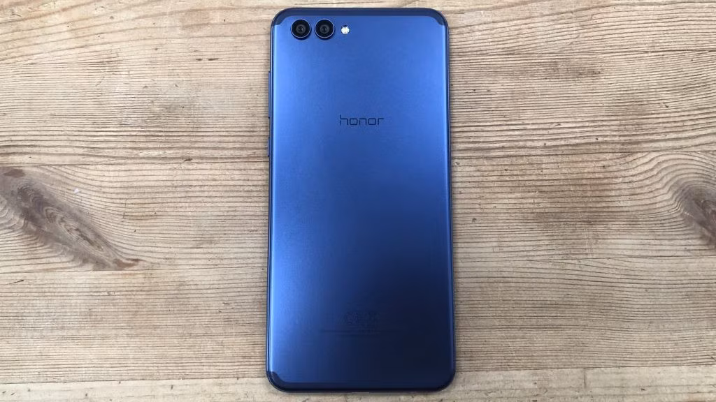 Bên cạnh việc sở hữu cấu hình khủng nhưng chỉ có mức giá tầm trung, Honor View 10 còn mang trên màu xanh dương trông khá ưa nhìn.