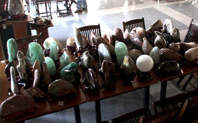 Yêu đá và ông Hùng quyết định nghỉ việc để lao vào cuộc sưu tầm đầy gian khổ. (Ảnh: Zing)