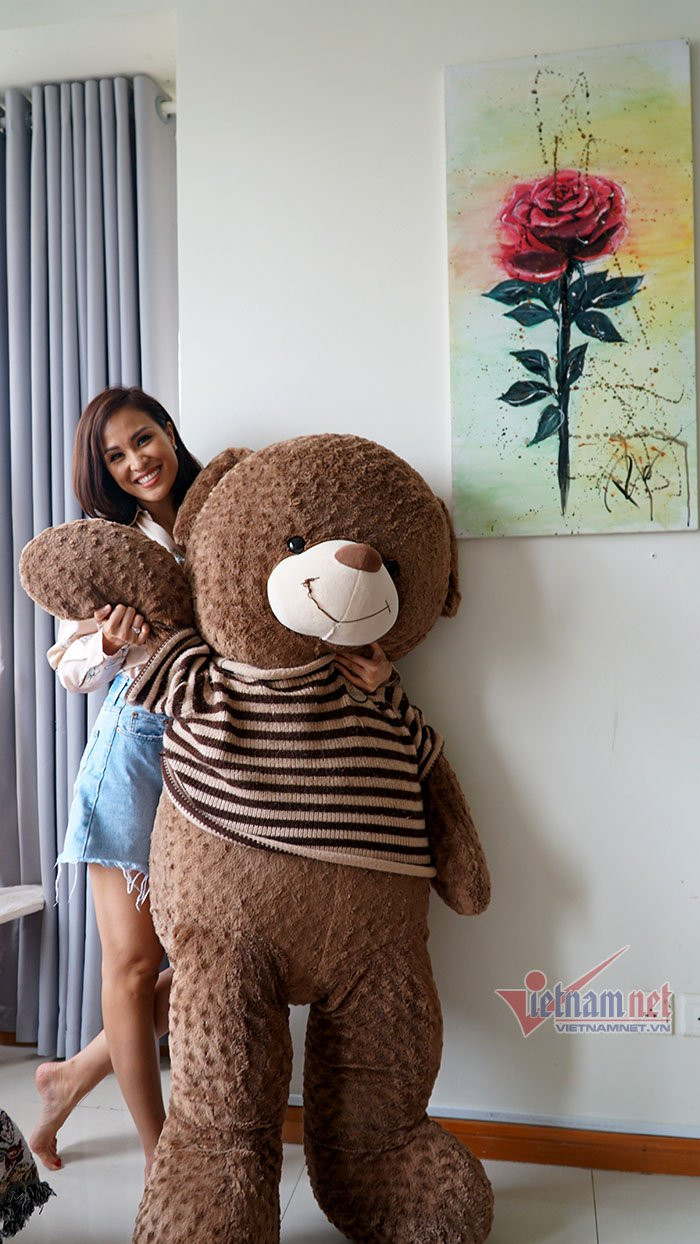 Bật cười hóm hỉnh, Phương Mai bảo rất lấy làm xấu hổ vì đã lớn rồi mà còn mê tít gấu bông. Cô sở hữu nhiều gấu bông tới nỗi chẳng đếm nổi. Các chú gấu bông được cô nàng đặt đầy trân trọng khắp nơi trong căn hộ, trên giường ngủ, trên nóc tủ đựng túi xách và đôi khi chiếm trọn chiếc sofa ngoài phòng khách. Phương Mai tự hào nhất về chú gấu bông khổng lồ, còn lớn hơn cả cô. Cùng với gấu bông, phòng khách gọn nhẹ của Phương Mai còn có một giá sách nhỏ và bộ sưu tập những chiếc cốc ghi dấu những thành phố cô từng đặt chân tới.