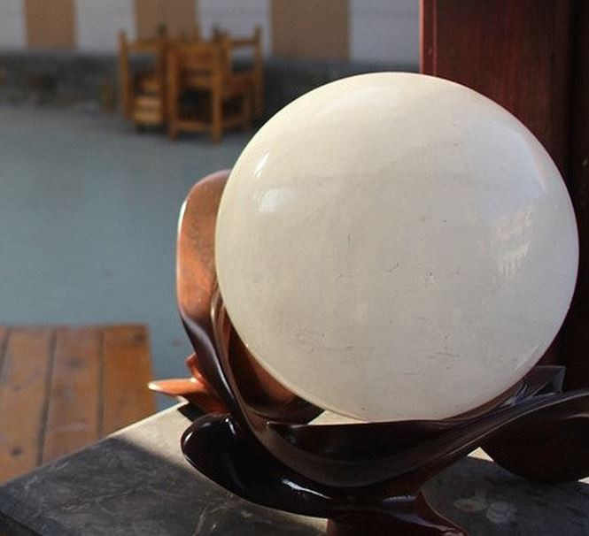 Có nhiều mẫu đá để tự nhiên đã đẹp và quý nhưng khi qua khâu chế tác thì đẹp hơn như viên đá này. (Ảnh: Zing)