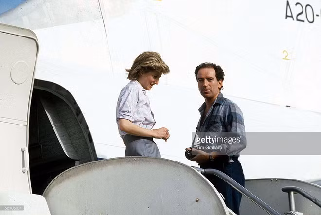 Chỉ cắt một phần tư inch, tương đương khoảng 6mm mỗi lần, điều này sẽ giúp mái tóc của Công nương không thay đổi quá nhiều mà bà vẫn giữ được vẻ ngoài hoàn hảo mỗi khi xuất hiện trước công chúng. Nhà tạo mẫu tóc Sam McKnight kể rằng Công nương đã từng nói với ông: "Tôi sẽ đến một nơi mà rất nhiều người muốn nhìn thấy Công – nương – Diana, và tôi không muốn để họ thất vọng. Công chúng không muốn thấy tôi bước ra khỏi phòng tập gym. Họ muốn gặp Công nương Diana".