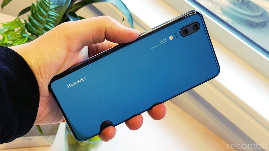 "Người anh em" của P20 Pro, P20 chỉ có 2 camera sau thay vì 3, song vẫn có vẻ ngoài rất ưa nhìn với màu Midnight Blue, có thể đổi màu tùy vào từng môi trường ánh sáng.