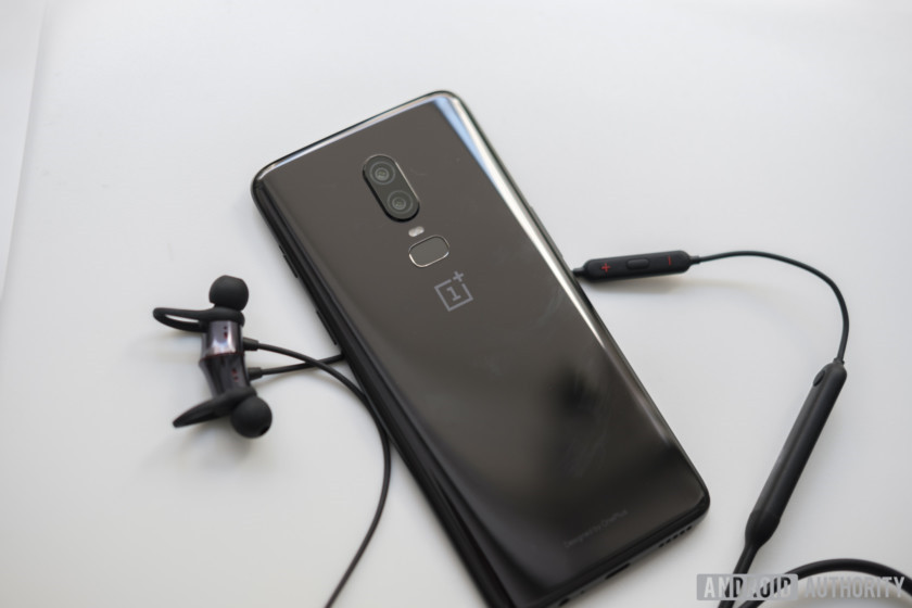 Màu đen Mirror Black của OnePlus 6 không giống với bất kỳ mẫu smartphone màu đen thuần túy nào khác. Nó khiến người ta liên tưởng đến một viên đá Onyx, hoặc là một tấm gương có thể rọi được.