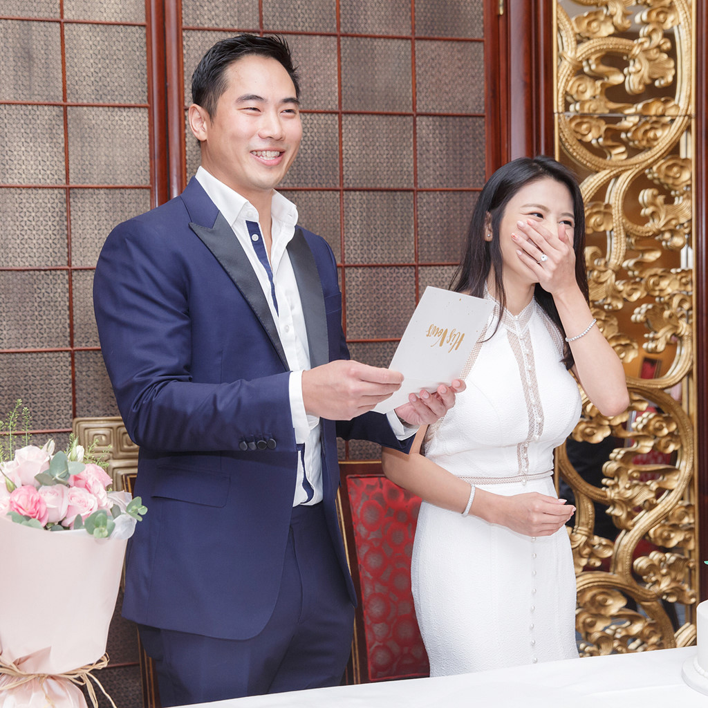 Địch Chí Vinh hiện là quản lý cao cấp tại một ngân hàng. Hai người hẹn hò 2 năm trước khi tiến đến hôn nhân.