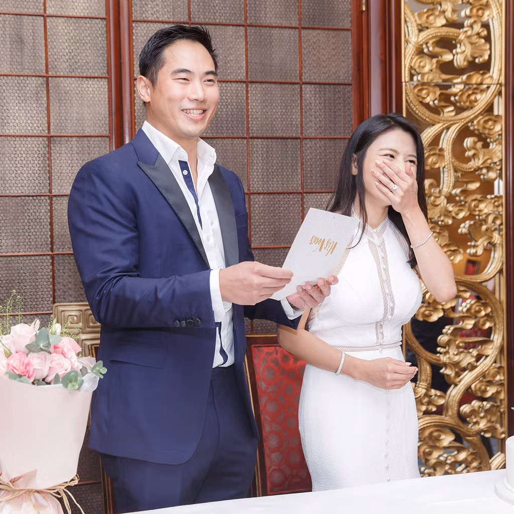 Địch Chí Vinh hiện là quản lý cao cấp tại một ngân hàng. Hai người hẹn hò 2 năm trước khi tiến đến hôn nhân.