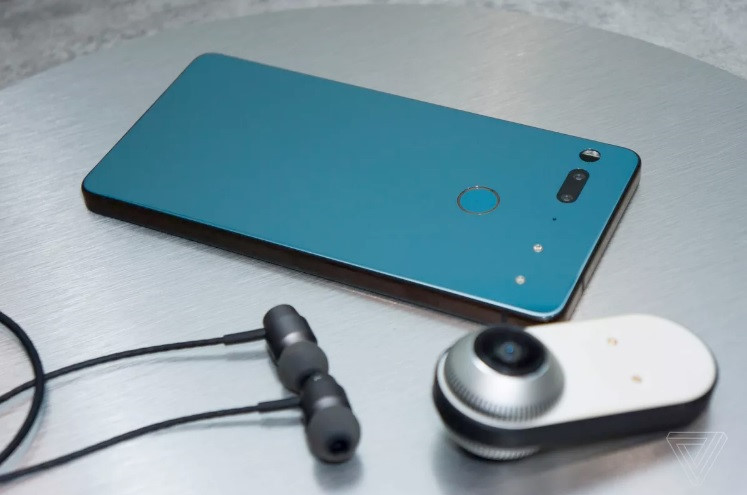 Essential Phone là thiết bị có thiết kế chắc chắn với titan và gốm. Sản phẩm có phiên bản màu sắc Ocean Depths khá độc đáo, là sự pha trộn giữa xanh dương và xanh lá cây, tùy vào góc nhìn.