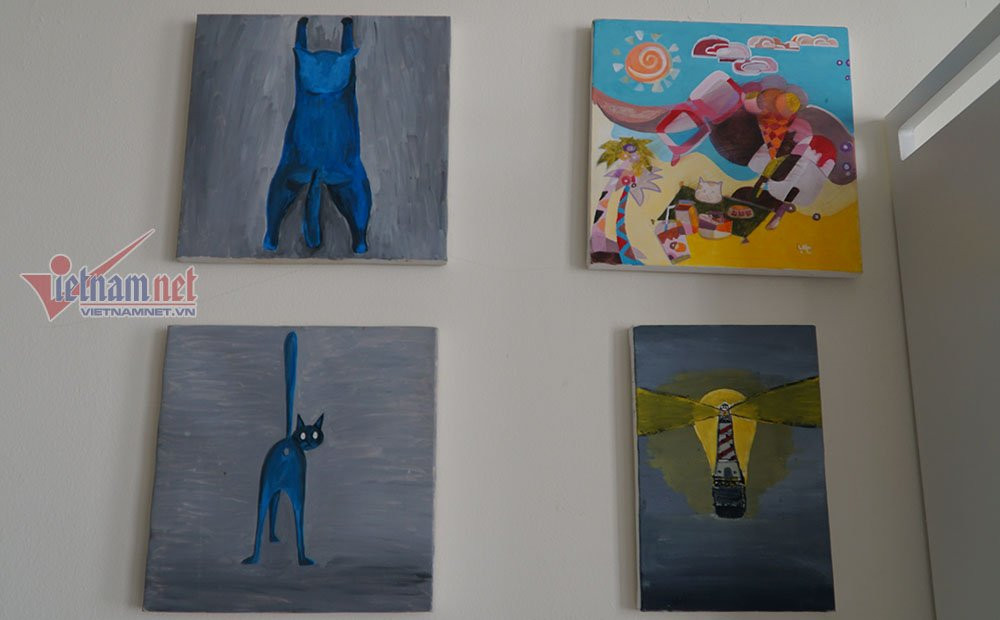 Đổi lại, căn phòng mà Phương Mai yêu thích nhất trong căn hộ của mình là phòng khách. Phòng khách tràn ngập ánh sáng tự nhiên rọi vào qua ô cửa kính lớn, là không gian chủ đạo để nữ siêu mẫu tận hưởng cuộc sống sau ánh đèn sân khấu, dù là khi một mình đọc sách, xả stress bằng cách chơi piano, chơi đùa cùng các chú mèo cưng hay đắm mình trong các bữa tiệc sôi động cùng bạn bè.