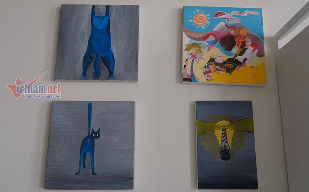 Đổi lại, căn phòng mà Phương Mai yêu thích nhất trong căn hộ của mình là phòng khách. Phòng khách tràn ngập ánh sáng tự nhiên rọi vào qua ô cửa kính lớn, là không gian chủ đạo để nữ siêu mẫu tận hưởng cuộc sống sau ánh đèn sân khấu, dù là khi một mình đọc sách, xả stress bằng cách chơi piano, chơi đùa cùng các chú mèo cưng hay đắm mình trong các bữa tiệc sôi động cùng bạn bè.