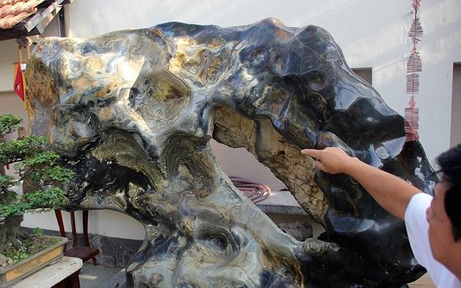 Hòn đá quý chalcedony nặng đến 6 tấn, được mang về từ Đắk Nông năm 2002. Đây là viên đá nặng, lớn nhất trong bộ sưu tập của ông Hùng. (Ảnh: Zing)