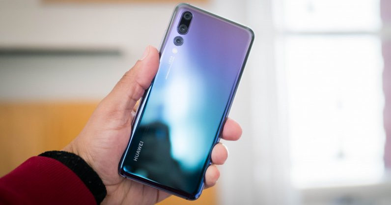 Với Huawei P20 Pro, màu sắc còn có thể xem là một tính năng. Màu Twilight của máy có thể chuyển từ xanh dương sang xanh lá cây, tím tùy vào góc nhìn.