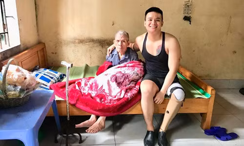 Chang trai cut chan danh ca thanh xuan cham lo cho cu gia neo don