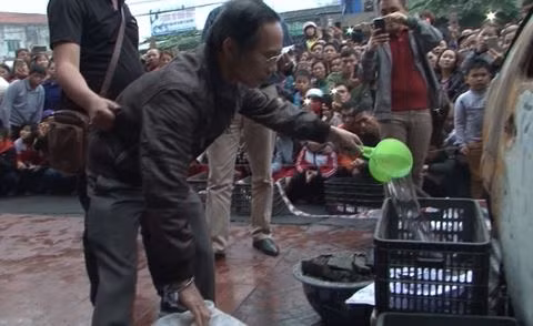 Khổng Văn Miễn "diễn" lại quá trình đốt xe ô tô của hàng xóm