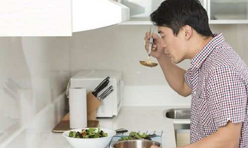 Gia đình tôi đều do một tay anh vun vén. (Ảnh: internet)