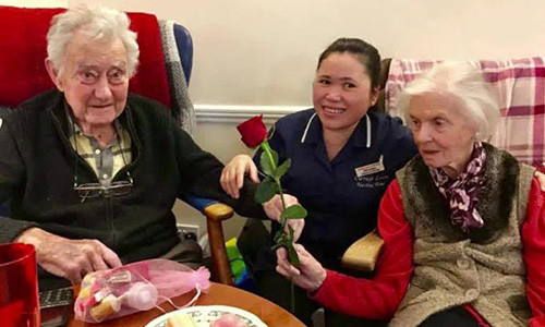 Bà Máire từng là giáo viên ở trường cấp hai Holy Familt ở Newbridge, trong khi ông Gerry phục vụ trong quân ngũ trước khi hoàn thành bằng tiến sĩ - Ảnh: Internet