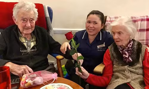 Bà Máire từng là giáo viên ở trường cấp hai Holy Familt ở Newbridge, trong khi ông Gerry phục vụ trong quân ngũ trước khi hoàn thành bằng tiến sĩ - Ảnh: Internet Bà Máire từng là giáo viên ở trường cấp hai Holy Familt ở Newbridge, trong khi ông Gerry phục vụ trong quân ngũ trước khi hoàn thành bằng tiến sĩ - Ảnh: Internet