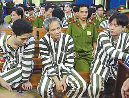 Năm Cam và đồng bọn tại tòa.