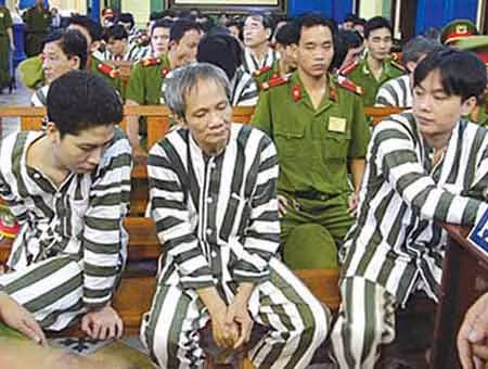 Năm Cam và đồng bọn tại tòa.