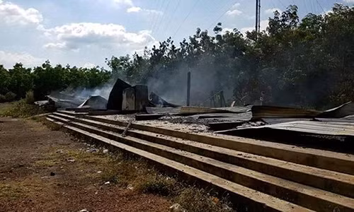 Trụ sở Công ty Cổ phần Cao su Chư Prông-Stung Treng bị cháy rụi sau tiếng sét.