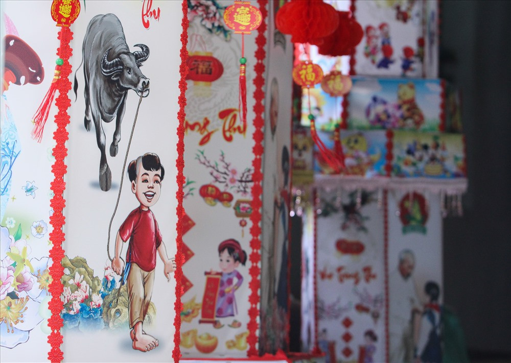 Ngoài việc phải lựa chọn kỹ càng về nguyên liệu là cây nứa bánh tẻ có độ dẻo dai, bền chắc để làm đèn ông sao, đèn kéo quân. Những chiếc đèn ở đây còn được trang trí bắt mắt, hấp dẫn thị hiếu của người tiêu dùng.