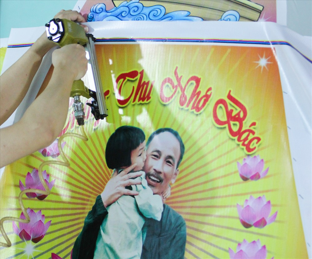 Theo người dân ở đây cho biết, vẫn ưu tiên hình Bác Hồ với các cháu thiếu nhi, bên cạnh đó là hình ảnh cây đa, chú Cuội, chị Hằng khi làm đèn ông sao, đèn kéo quân. Đó là cách nhắc nhở khéo léo về lịch sử, truyền thống, văn hóa dân tộc.