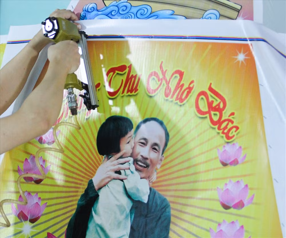 Theo người dân ở đây cho biết, vẫn ưu tiên hình Bác Hồ với các cháu thiếu nhi, bên cạnh đó là hình ảnh cây đa, chú Cuội, chị Hằng khi làm đèn ông sao, đèn kéo quân. Đó là cách nhắc nhở khéo léo về lịch sử, truyền thống, văn hóa dân tộc.