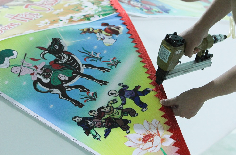 Điểm nhấn trên mỗi chiếc đèn chính là những hình vẽ hết sức sinh động, mang nhiều ý nghĩa.