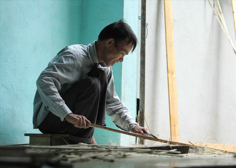 Mọi công đoạn đều làm thủ công nên người thợ phải rất kỳ công. Tuy nhiên, chính điều này đã tạo nên sự khác biệt giữa đèn lồng thủ công với những chiếc lồng đèn xếp công nghiệp đang bán rất nhiều trên thị trường hiện nay.