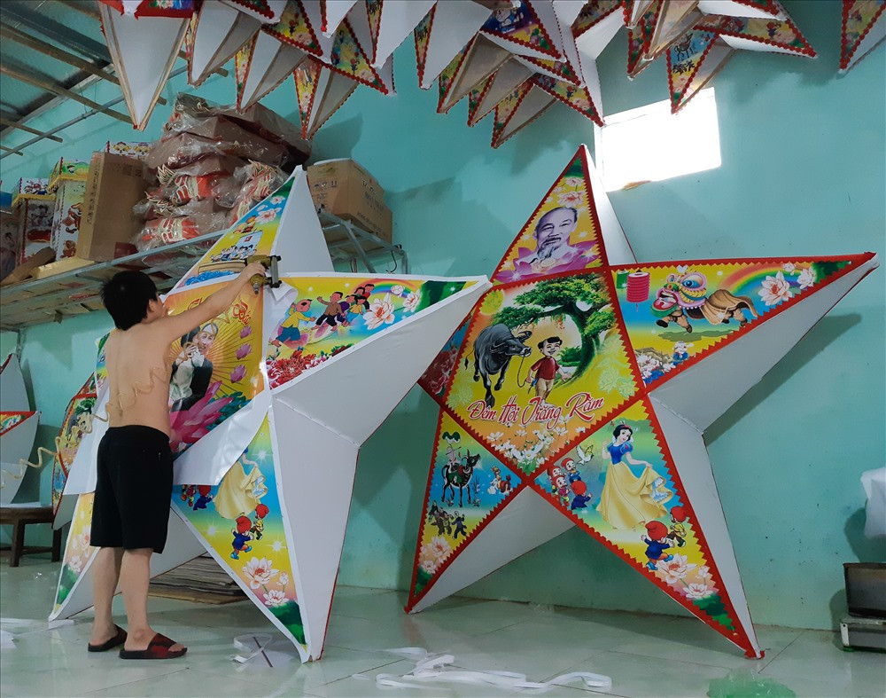 Đèn ông sao, đèn kéo quân đủ loại kích cỡ được người dân Mật Sơn hối hả chuẩn bị. Được biết, toàn phường Đông Vệ hiện có hơn 100 hộ dân thuộc các phố Mật Sơn 1,2,3 gắn bó với nghề truyền thống.