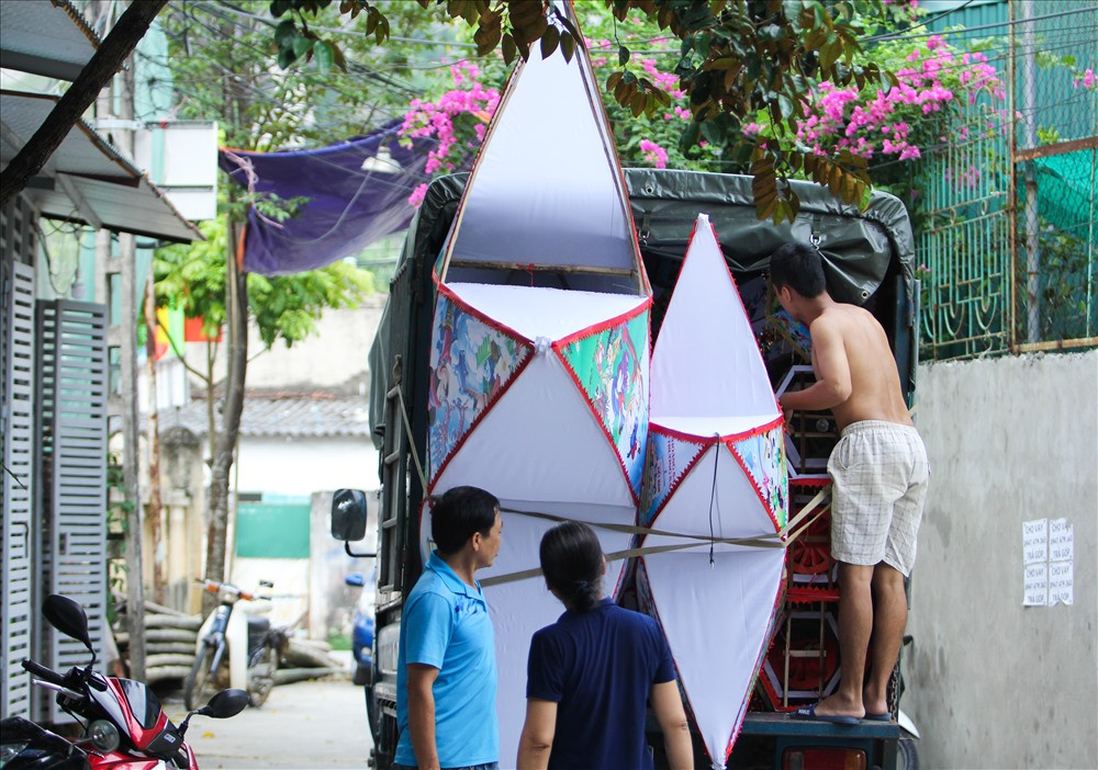 "Năm nay lượng hàng sản xuất ra ít hơn các năm trước. Hiện nay, trên thị trường có rất nhiều loại đèn công nghiệp giá thành rẻ được bày bán, đó cũng là một trong những khó khăn mà những người làm đèn thủ công như người dân ở đây đang gặp phải", ông Hùng (phố Mật Sơn 2, TP Thanh Hóa) chia sẻ.