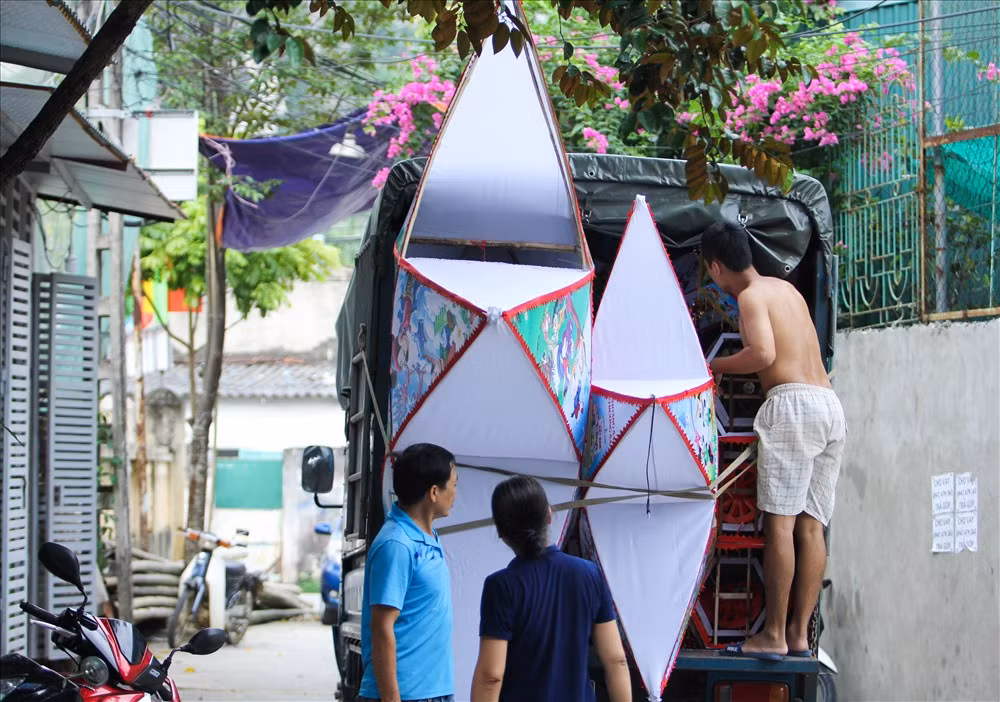"Năm nay lượng hàng sản xuất ra ít hơn các năm trước. Hiện nay, trên thị trường có rất nhiều loại đèn công nghiệp giá thành rẻ được bày bán, đó cũng là một trong những khó khăn mà những người làm đèn thủ công như người dân ở đây đang gặp phải", ông Hùng (phố Mật Sơn 2, TP Thanh Hóa) chia sẻ.