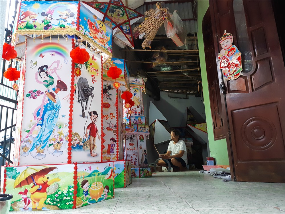Vào những ngày cận tết Trung thu, người dân ở đây đang phải "chạy nước rút" hoàn thiện những sản phẩm cho các đơn đặt hàng.