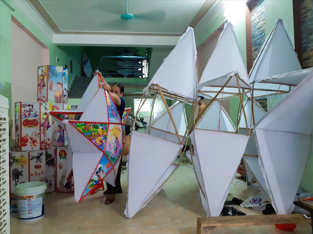 Những chiếc đèn lồng làng Mật Sơn không chỉ được tiêu thụ ở địa phương mà còn được bán cho các tỉnh lân cận. Đèn lồng loại nhỏ được bán với giá 100.000 đồng, loại to (khoảng từ 2,5m-4m) có giá 500.000 - 1.000.000 đồng.