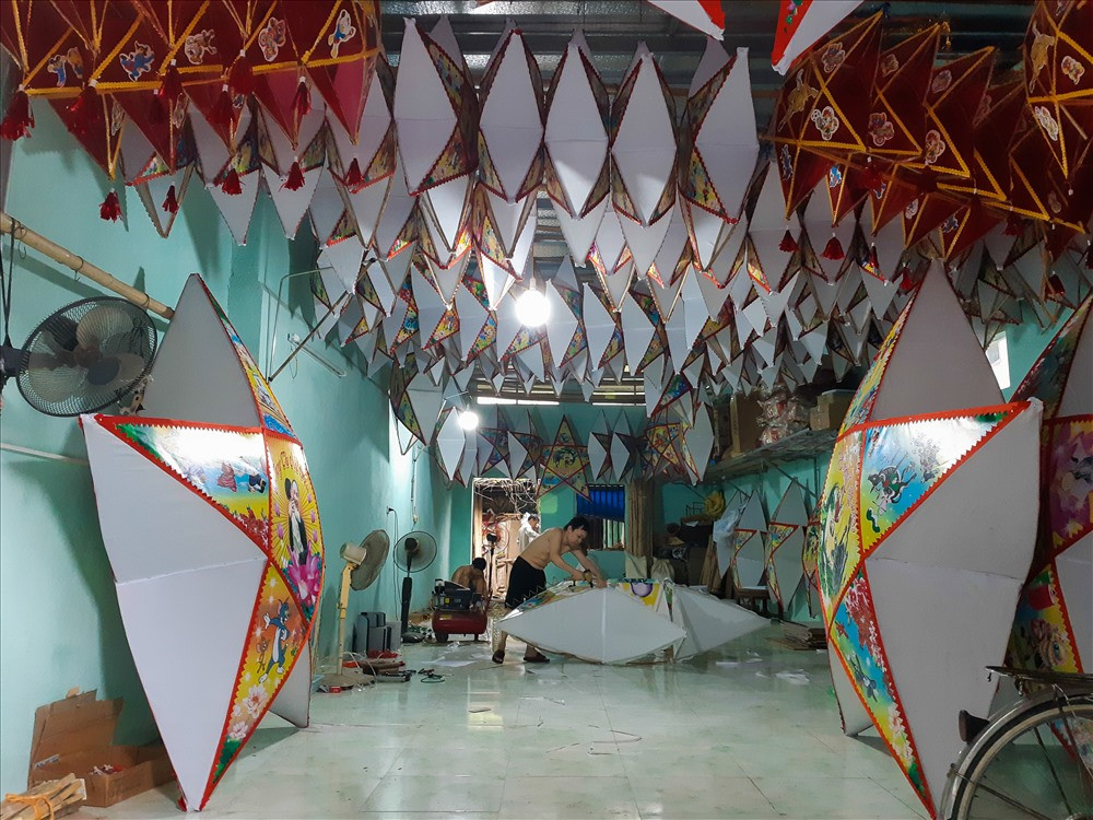 Làng nghề Mật Sơn (phường Đông Vệ, TP Thanh Hóa) nổi tiếng với nghề làm hoa giấy từ những năm 60 của thế kỷ trước. Hơn 10 năm nay, người dân 3 khu phố Mật Sơn 1, Mật Sơn 2 và Mật Sơn 3 còn làm đèn ông sao, đèn kéo quân phục vụ Tết Trung thu.