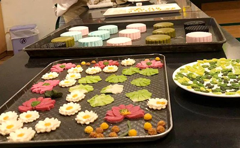 Theo chị Lê Ngọc Yến, một người làm bánh trung thu handmade ở quận Hai Bà Trưng (Hà Nội), các họa tiết hoa, lá, con vật,... trang trí trên bánh đều phải làm thủ công.