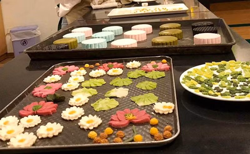 Theo chị Lê Ngọc Yến, một người làm bánh trung thu handmade ở quận Hai Bà Trưng (Hà Nội), các họa tiết hoa, lá, con vật,... trang trí trên bánh đều phải làm thủ công.