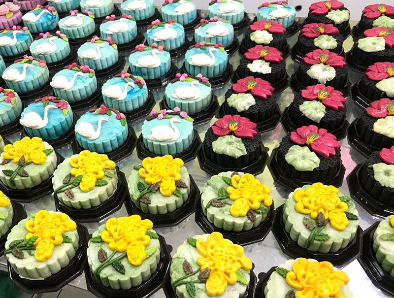 ... các loại bánh trung thu handmade với họa tiết trang trí hiện đại đang gây sốt thị trường bánh trung thu năm 2018.