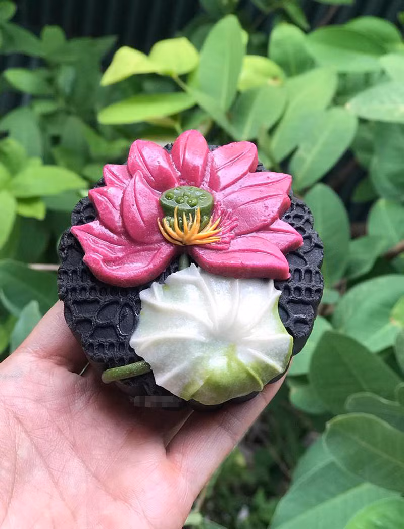 Họa tiết hoa nổi trên bánh cũng rất phong phú với hình hoa mai, cúc, sen,...