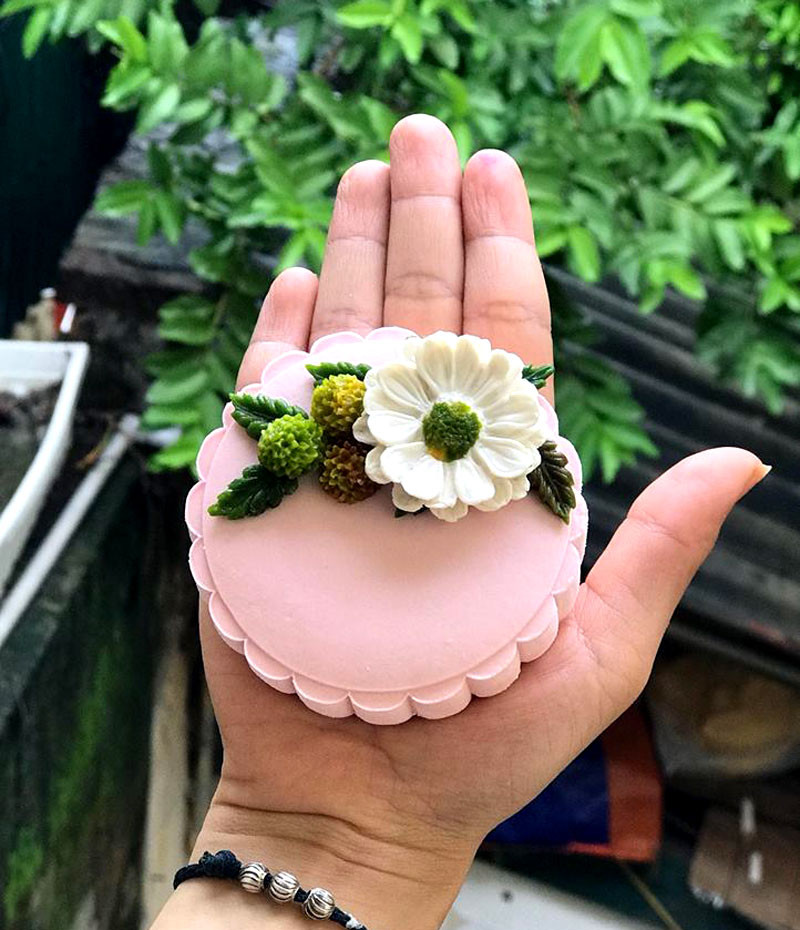 Hoa trang trí được đắp nổi