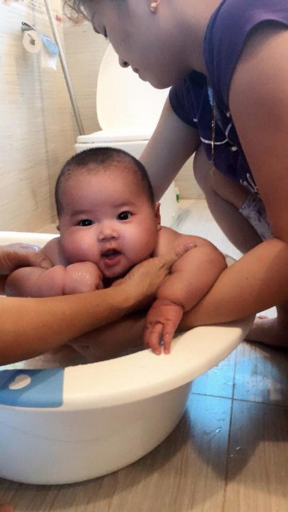 Trước khi kết hôn với Thu Ngọc, Chiến Thắng từng trải qua hai lần đổ vỡ hôn nhân. Anh có ba con riêng, trong đó bé Dung Nhi (13 tuổi) đang sống với vợ chồng anh tại căn biệt thự 400m2 ở Vĩnh Phúc. Với người vợ thứ ba Thu Ngọc, anh quyết định lấy cô vào tháng 12/2016 chỉ sau 12 ngày yêu đương chóng vánh. Cô kém anh 15 tuổi, từng là giáo viên tiểu học ở Phú Thọ. Hồi tháng 9/2017, vợ chồng Chiến Thắng từng ra tòa ly hôn vì không tìm được tiếng nói chung. Tuy nhiên sau 3 tháng, cả hai tái hợp do vẫn còn yêu và cảm thấy không thể sống thiếu nhau.