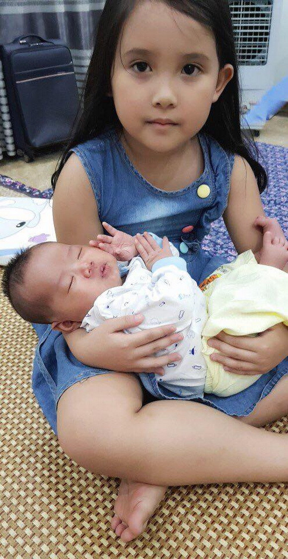 Chị gái rất cưng chiều và thương yêu em trai Trí Khôi.