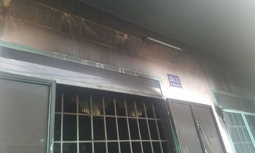 Sau vụ cháy cả căn nhà biến thành màu đen do ám khói, rất may ngọn lửa được khống chế kịp thời. Ảnh. B.A
