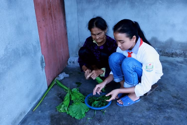 Nghi luc cua nu sinh lop 9 mang 2 dong mau Viet - Trung