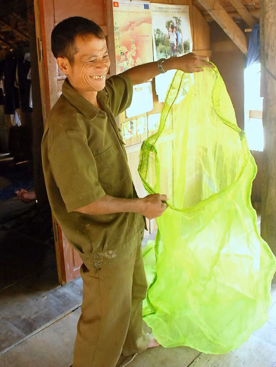 Lưới dùng để săn dơi. Ở làng Nước Chạch nhà nào cũng có lưới săn dơi. Ảnh: Trường Đăng.