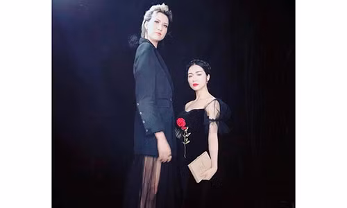 Hòa Minzy lọt thỏm khi đứng cạnh người mẫu Hồng Xuân.