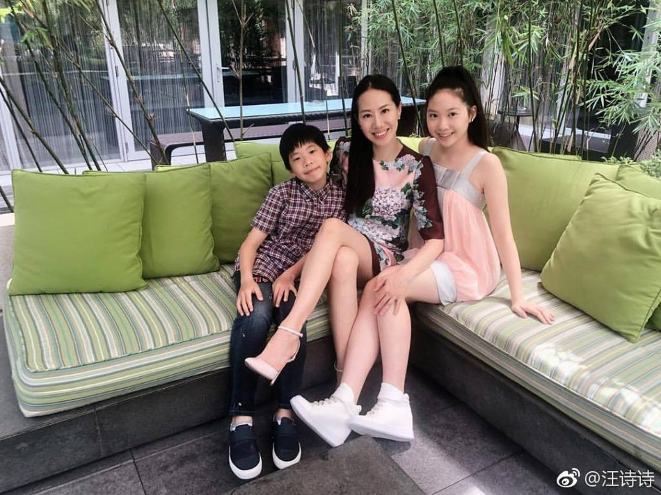 Mới đây, Uông Thi Thi, bà xã của tài tử nổi tiếng Chân Tử Đan đã chia sẻ những hình ảnh khi cùng hai con khi tham dự hôn lễ họ hàng tại Anh. Ngay lập tức, ngoại hình cô con gái đầu lòng của Chân Tử Đan là Chân Từ Như đã thu hút không ít sự chú ý. Dễ nhận ra Từ Như sở hữu nhiều đường nét giống với người mẹ hoa hậu của mình, đặc biệt là đôi chân dài miên man. Dù mới 14 tuổi, song con Chân Tử Đan đã sở hữu chiều cao hơn 1m7 và vóc dáng như thiếu nữ.