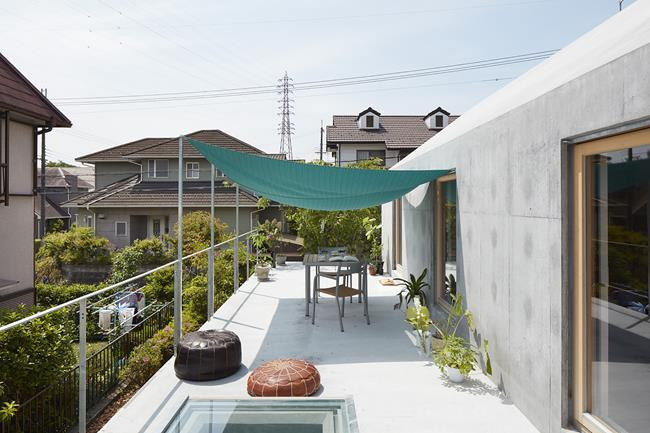 Căn nhà nằm trong một khu dân cư được phát triển cách đây 3 năm, trong suốt thời kỳ bong bóng. Trước kia, khu vực này từng là một vùng nông thôn bình dị. Nhưng sau đó, một nhà phát triển đã biến nơi đây thành một ô đô thị.