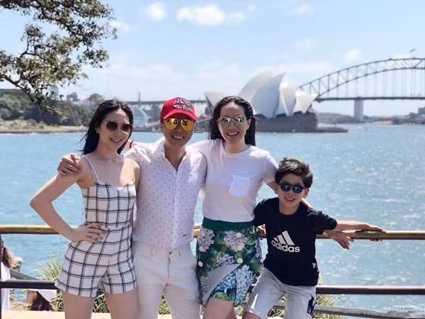 Được biết, từ nhỏ Chân Từ Như đã được cha mẹ định hướng theo con đường nghệ thuật, cô bé có thể chơi piano, ca hát và nhảy hiện đại. Vợ chồng tài tử Diệp Vấn cũng rất ủng hộ con gái tiếp nối truyền thống gia đình.