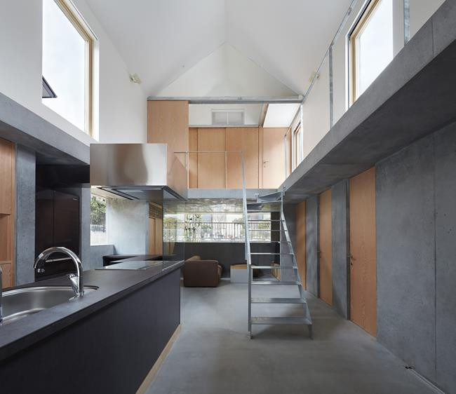 Có quá nhiều không gian thừa, khiến nhiều phòng bị bỏ không và khó kết nối với bên ngoài. Để giải quyết vấn đề này, họ quyết định chỉ giữ nguyên tỷ lệ không gian chiếm dụng ở tầng trệt và thu hẹp diện tích của tầng 2.