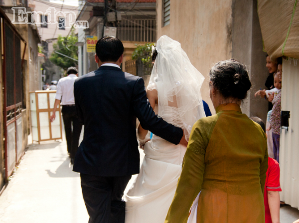 Co dau tre nho lai man tien nha gai ra ve “ba dao